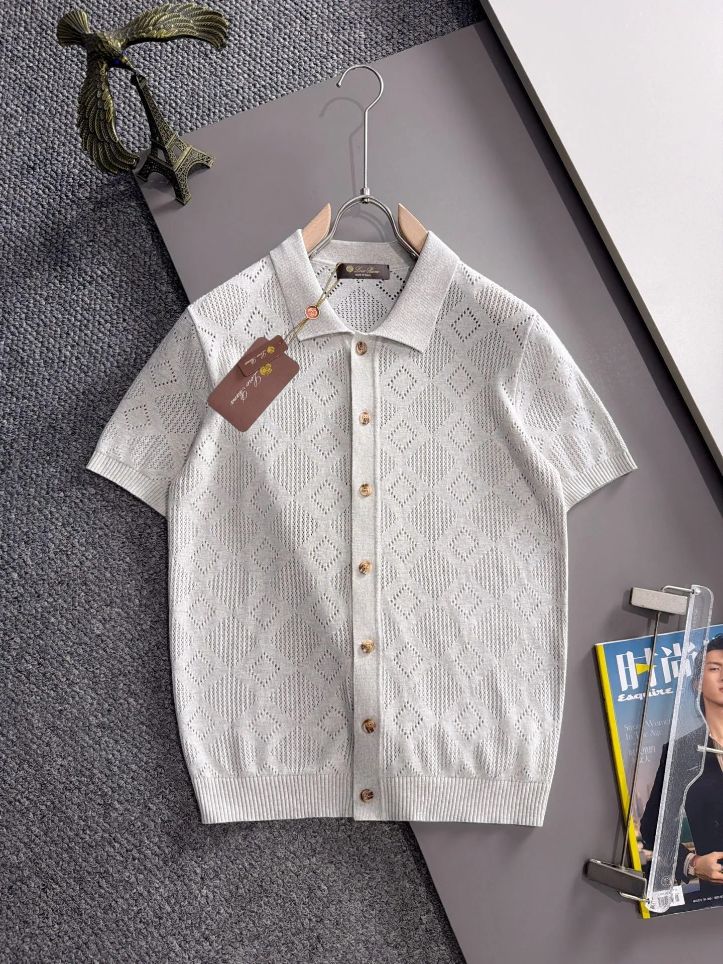 LP high quality Loro Piana 26ss New Arrival men's short-sleeved T-shirt. Made of combed cotton yarn knitted cotton fabric, no pressure when entering and exiting the counter. Exclusive control of raw materials. It feels substantial when weighed, and the upper body is more textured than ordinary T-shirts. This texture can handle the weather easily and is suitable for both hot and cold! Loose fit design, looks noble. The only correct version is available Size: M to 3XL